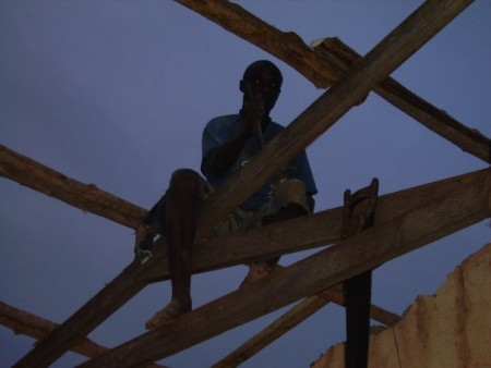 Le menuisier du village qui a travaillé avec une seule scie faute de moyens.